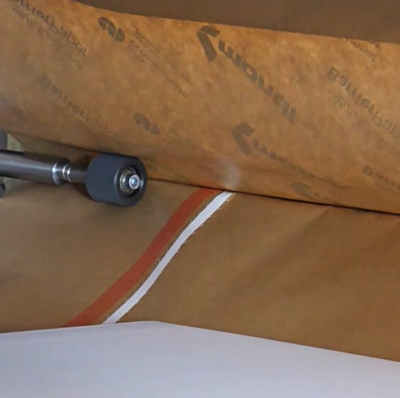 Adhesive strip – pasek klejący do ponownego zamknięcia opakowania